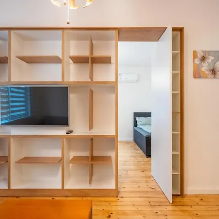 Simple & Spacious 2 Bdr In Prime Location 公寓 *