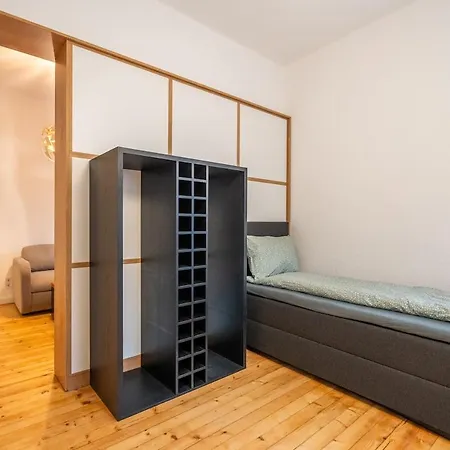 Simple & Spacious 2 Bdr In Prime Location 公寓 *