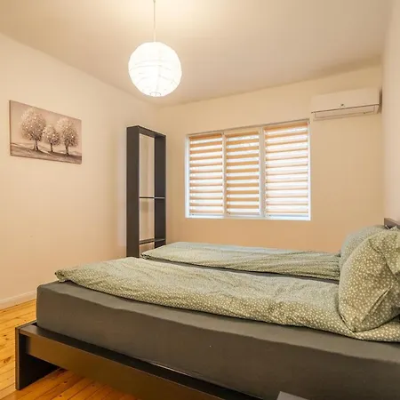 Simple & Spacious 2 Bdr In Prime Location *