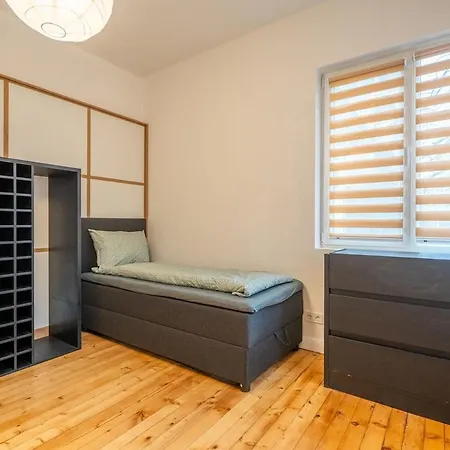Simple & Spacious 2 Bdr In Prime Location 索菲亞