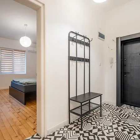 Simple & Spacious 2 Bdr In Prime Location * 索菲亞