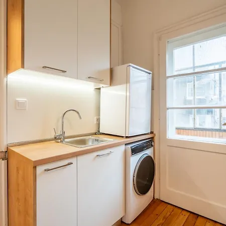 Simple & Spacious 2 Bdr In Prime Location