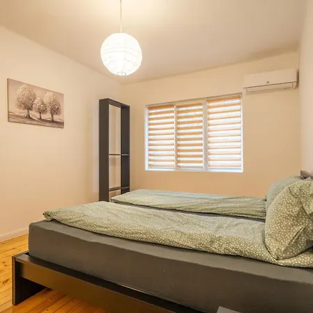 Simple & Spacious 2 Bdr In Prime Location 索菲亞
