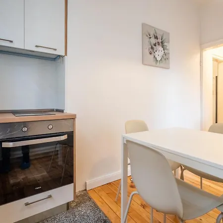 Simple & Spacious 2 Bdr In Prime Location 公寓 *