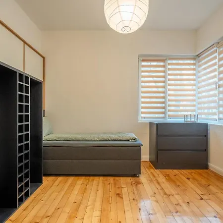 Simple & Spacious 2 Bdr In Prime Location * 索菲亞