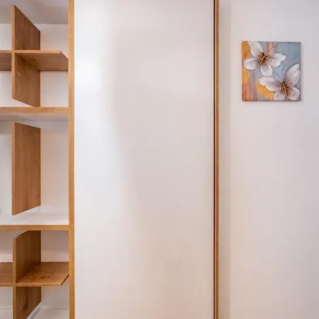 Simple & Spacious 2 Bdr In Prime Location 公寓