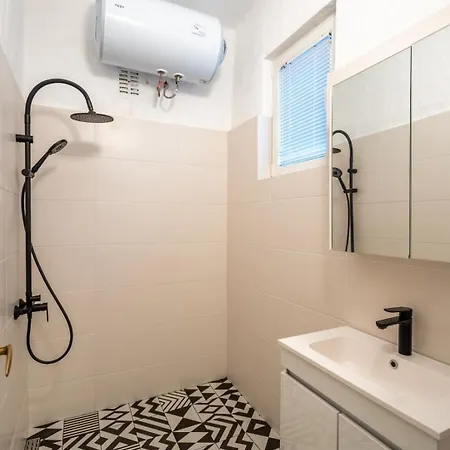 Simple & Spacious 2 Bdr In Prime Location 公寓 *
