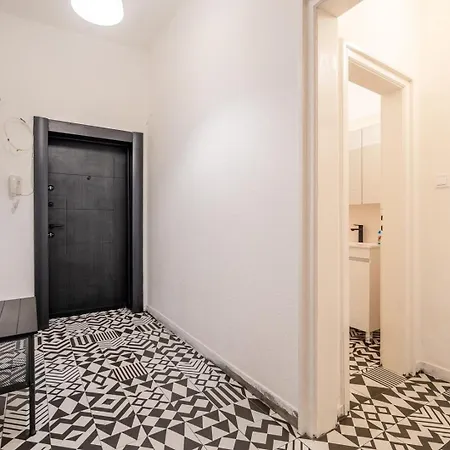 Simple & Spacious 2 Bdr In Prime Location *
